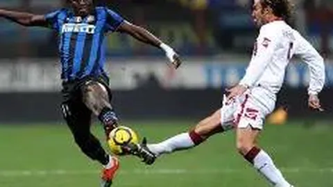 2025全球人形机器人足球赛启幕，足球机器人出色表现引瞩目